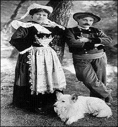 Changeons de région. Visitez la ville surnommée "la cité des peintres" depuis 1870, en compagnie de ce couple.