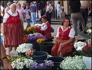 Les costumes que portent les marchandes sont de couleurs vives autant que celles de leurs fleurs. Quelle est cette ville coloniale portugaise devant son nom au fenouil qui poussait sur les coteaux ?