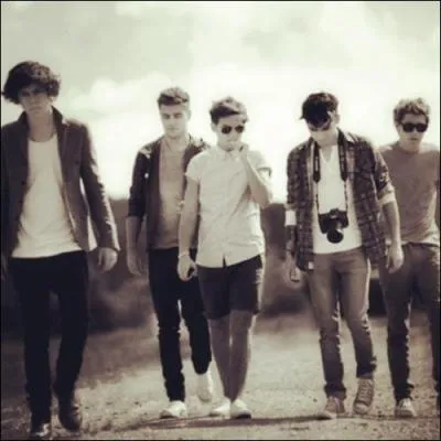 Qui chante :  You can't go to bed, Without a cup of tea Maybe that's the reason that you talk in your sleep And all those conversations Are the secrets that I keep Though it makes no sense to me   ?