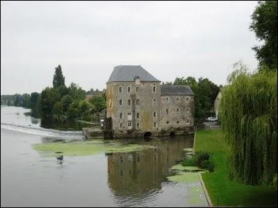 Blotti dans un mandre de la Sarthe, j'ai t dtruit par les Anglais  la fin de la guerre de Cent Ans, j'ai t reconstruit avec les pierres des fortifications de mon chteau, quel est mon nom ?