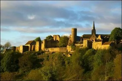 Btie en forme de triangle sur un peron rocheux dominant de 70 mtres le cours de l'Erve, quel est cette cit mdivale ?