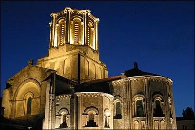 Aujourd'hui recherch par les britanniques, ce joli bourg ,  l'abri de ses remparts est rempli de lgendes, il attire les artistes, quel est ce bourg hant par la fe Mlusine ?