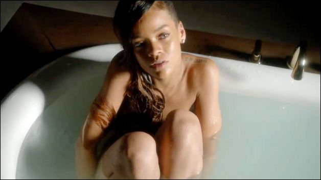 La provocante Rihanna a encore frappé ! Dans lequel de ses clips apparaît-elle nue dans sa baignoire ?
