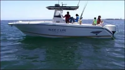 Comment se nomme le bateau sur lequel 2 plongeurs trouvent les victimes de Dexter ?