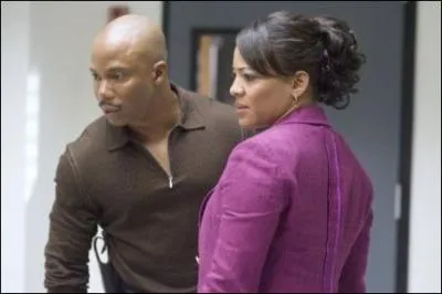 Dans la saison 1, aprs que Dexter ait  retourn  son appartement en cherchant un indice pour retrouver Debra; LaGuerta et Doakes dbarquent chez lui, comment est-ce que Dexter explique le vacarme ?