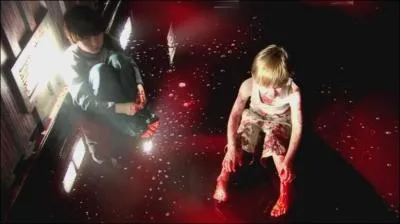 Combien de jours Dexter et son frre sont-ils rests enferms dans le conteneur lorsque leur mre a t tue ?