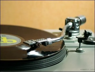 Quel est le nom de la musique entendue dans l'appartement de Dexter pour donner  celui-ci un indice indiquant la position de Brian ?