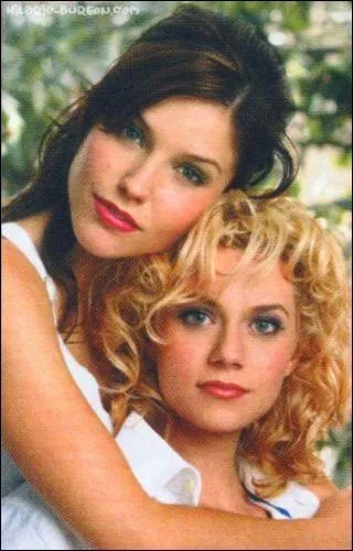 Un soir, alors que Brooke et Peyton vont faire la fte dans un bar, il arrive quelque chose  Peyton. Que lui arrive-t-il ?