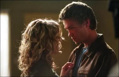 Se rapprochant de Peyton, que lui prte Lucas ?