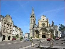 Ce voyage m'a creusé. Cap au sud, rendons-nous à la fête des bufs gras où nous pourrons déguster une entrecôte sur le parvis de la cathédrale.