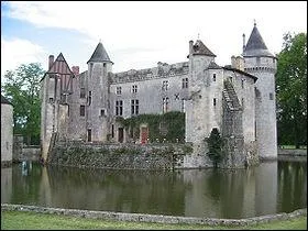 Ici, vous pourrez visiter le château de Montesquieu avec sa magnifique bibliothèque et dans les douves, des carpes qui, dit-on, l'ont connu.