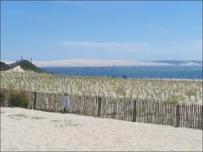 À droite de notre magnifique panorama, le gros tas de sable est ----.