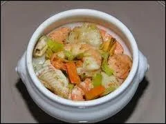 Matelote  base de turbot, sole, rouget, lotte, Saint-Jacques, moules, cuite dans du beurre d'Isigny, c'est :