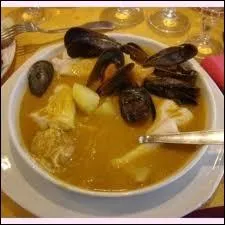 Dans la bourride, le fumet de poisson est allong avec :