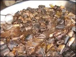 Le poisson est saign vivant, son sang est mlang au vin rouge, le poisson est coup en tronons cuit avec des poireaux :