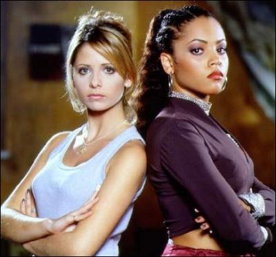 Quel est l'objet que Kendra offre  Buffy au cours de la saison 2 ?