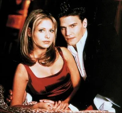 Lors du premier pisode de la saison 1, comment Angel se prsente-t-il  Buffy ?