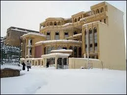 Afin de la rendre lisse et compacte, la neige des stations de ski l'est chaque soir.