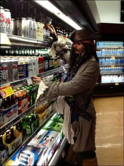 Trouvez la premire lettre du prnom du personnage reprsent sur la photo !