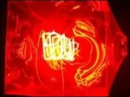 La rouge fleur clate, d'un non qui fait ... , nos deux ombres tonnes, que c'est beau la vie !