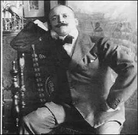 Qui est Marinetti, crivain italien, n en 1876, mort en 1944 ?