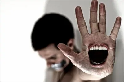 Descendre quelqu'un en flamme, c'est :