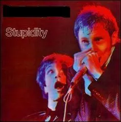 Quel groupe a sorti l'album live  Stupidity  ?