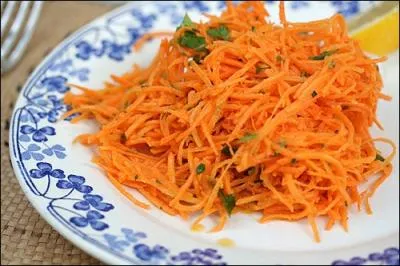 Quel est l'apport en kilocalories pour 100 grammes de carottes rpes ?