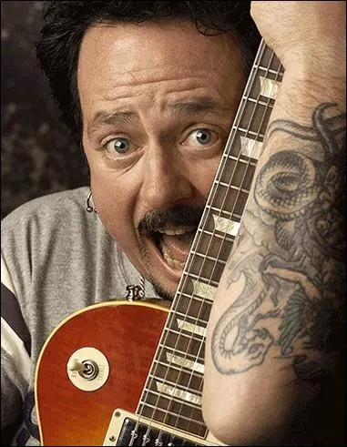 Comment se nomme l'ancien guitariste de Toto qui a sorti en 2013 son neuvime album solo intitul  Transition  ?