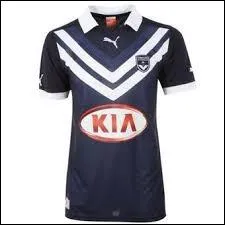 Quel club porte ce maillot  domicile ?