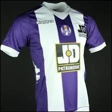 Quel club porte ce maillot  domicile ?