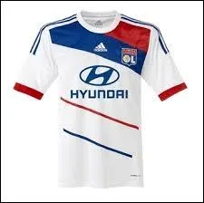 Quel club porte ce maillot  domicile ?