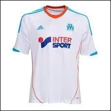 Quel club porte ce maillot  domicile ?