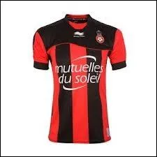 Quel club porte ce maillot  domicile ?