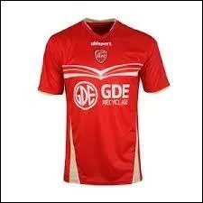 Quel club porte ce maillot  domicile ?