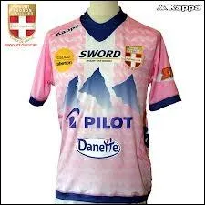 Quel club porte ce maillot  domicile ?