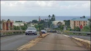 Les habitants de Sainte-Suzanne portent le nom de ...
