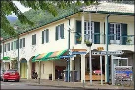 Les habitants de la commune d'Entre-Deux ( c'est son nom ) sont les ...