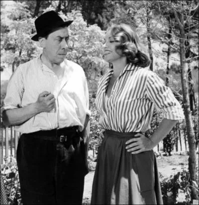 Dans  Le chmeur de Clochemerle  en 1957, cette comdienne interprte  Zozotte , la respectueuse du pays