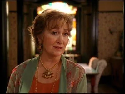 Qui est-elle par apport  la srie ?