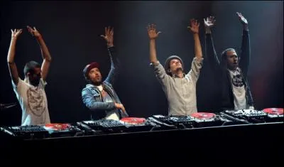  Down the road  est la chanson qui a fait connatre les C2C.