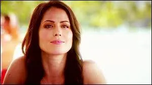 Avec qui sort cette jeune femme ?