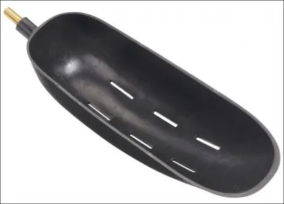 Allongeant le bras au-dessus d'une flaque de bire, elle serra la louche qu'une vieille femme lui tendait. Traduisez.