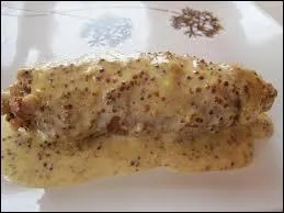 Quelle sauce accompagne traditionnellement l'andouillette ?