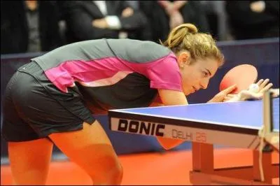 Quelle couleur les joueurs de tennis de table ne peuvent-ils pas porter en tournoi ?