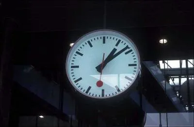 Quelle est la particularit de l'horloge des gares suisses de chemins de fer ?