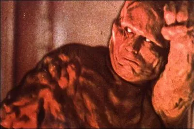 Je vous dis : William Hurt : caisson d'isolation sensorielle ; hallucinognes ; indignes mexicains ; qute d'identit ; origines communes de l'apparition de la vie ; mmoire de l'univers. Vous pensez forcement au film :