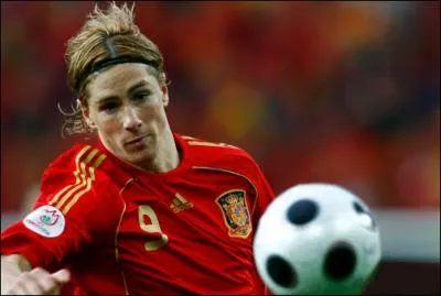 Troisime au ballon d'or 2008 et deuxime au FIFA World Player, il joue actuellement  Chelsea et fait partie de la slection nationale espagnol. Qui est-ce ?