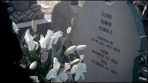 A la fin de l'épisode, qui voit-on venir, de nos jours, à côté de la tombe de Clara ?