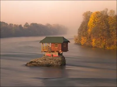 Prenez l'avion pour Belgrade et vous pourrez admirer la petite maison ... dans le lac !